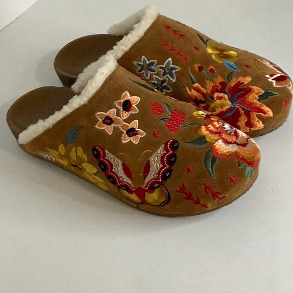 BRAND NEW JOHNNY WAS EMBROIDERED SHERPA CLOGS SIZE 7 - Picture 1 of 6